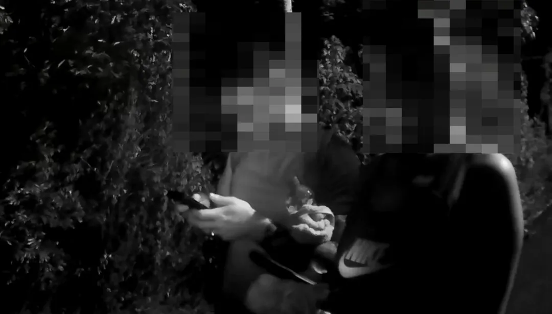 警方循著狗吠聲及手電筒燈光，順利找到受困的盧姓女子與法國籍友人。（圖／警方提供）