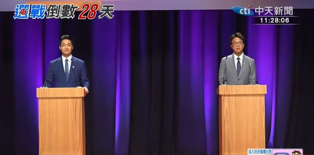 台北市長候選人、尋求連任的國民黨蔣萬安（左）、民進黨沈伯洋（右），2人各自在發言台準備。（圖／中天新聞）