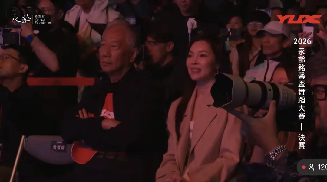 郭台銘(左)與曾馨瑩(右)互動溫馨。(圖/翻攝YT 永齡基金會)