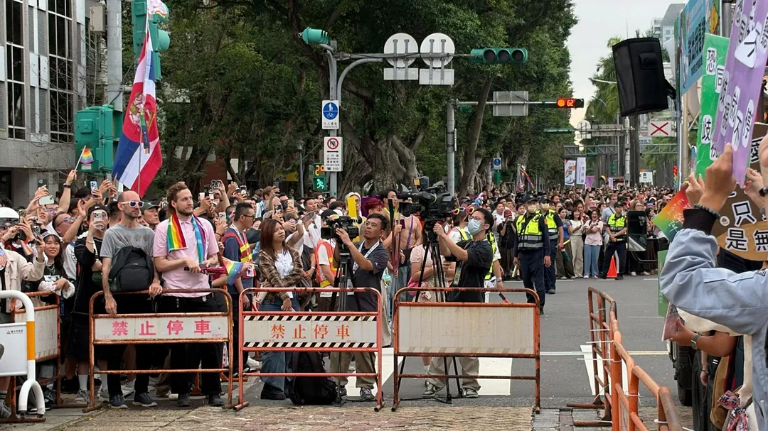 許多支持民眾夾道歡迎。（圖／塗豐駿攝）