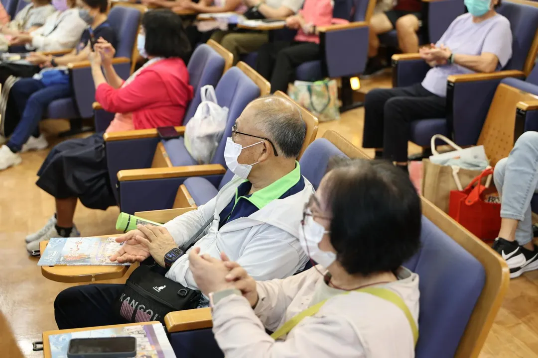 蔡文欽醫師教民眾如何自我用脈搏基礎測量心跳的速度以及是否規律性。（圖／花蓮慈濟醫院）
