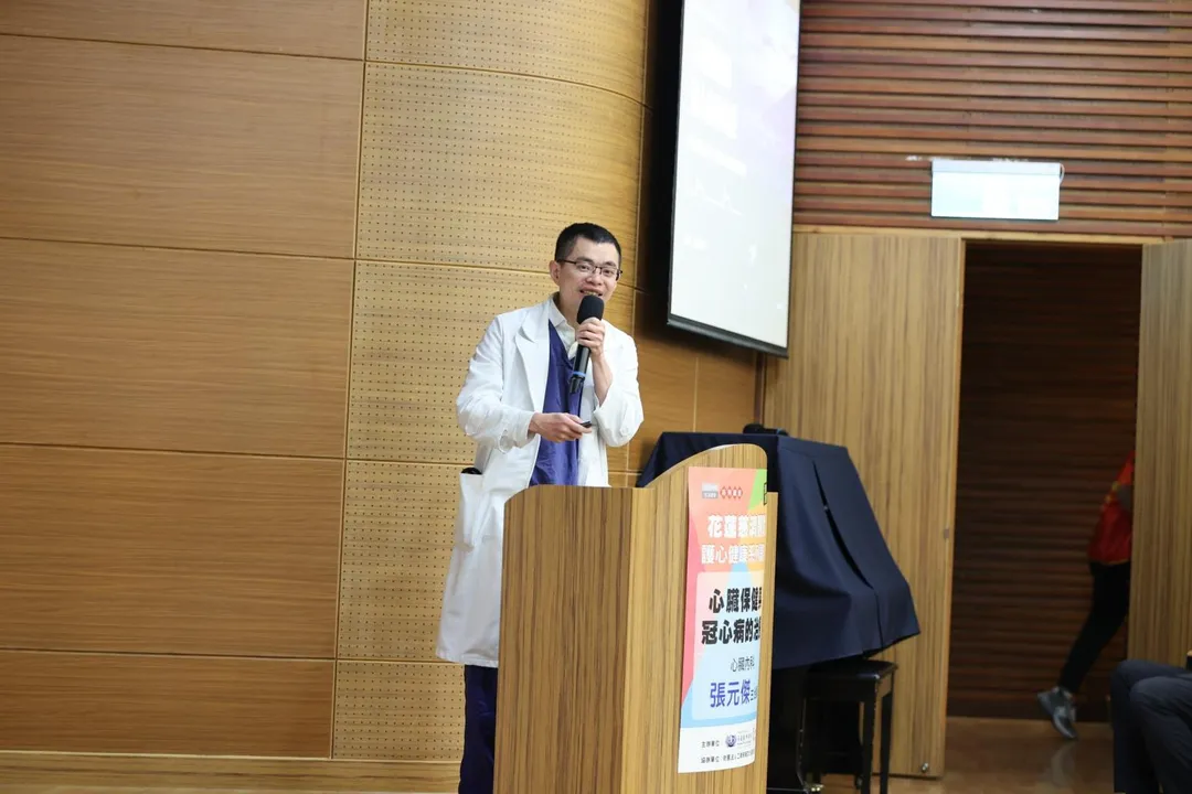 張元傑醫師主講「心臟保健與冠心病的治療」，讓民眾了解如何預防及緊急應變心肌梗塞，善用緊急救護搶時間到醫院。（圖／花蓮慈濟醫院）