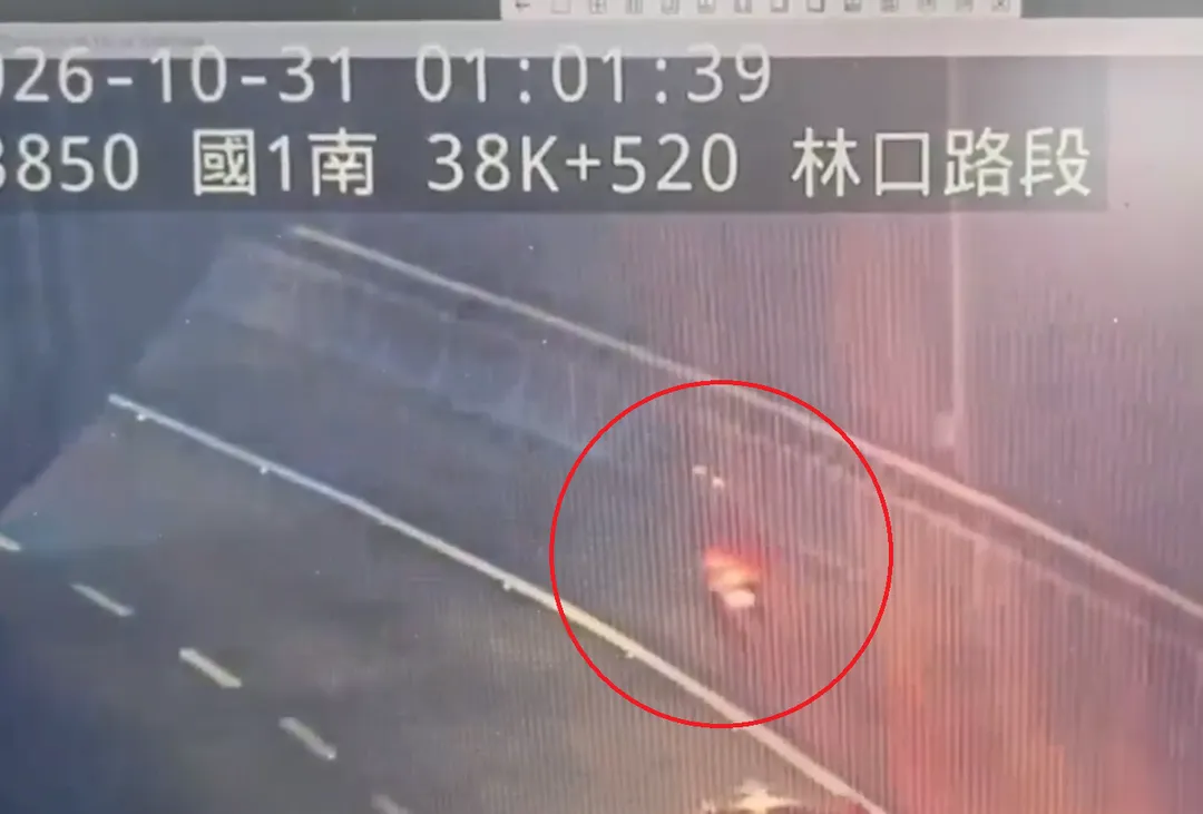 國1汐五高架道路31日凌晨發生致命事故,1名24歲陳姓男子不明原因騎車闖入,警方在避車彎示意停車,但陳男持續往前移動。(圖/翻攝畫面)