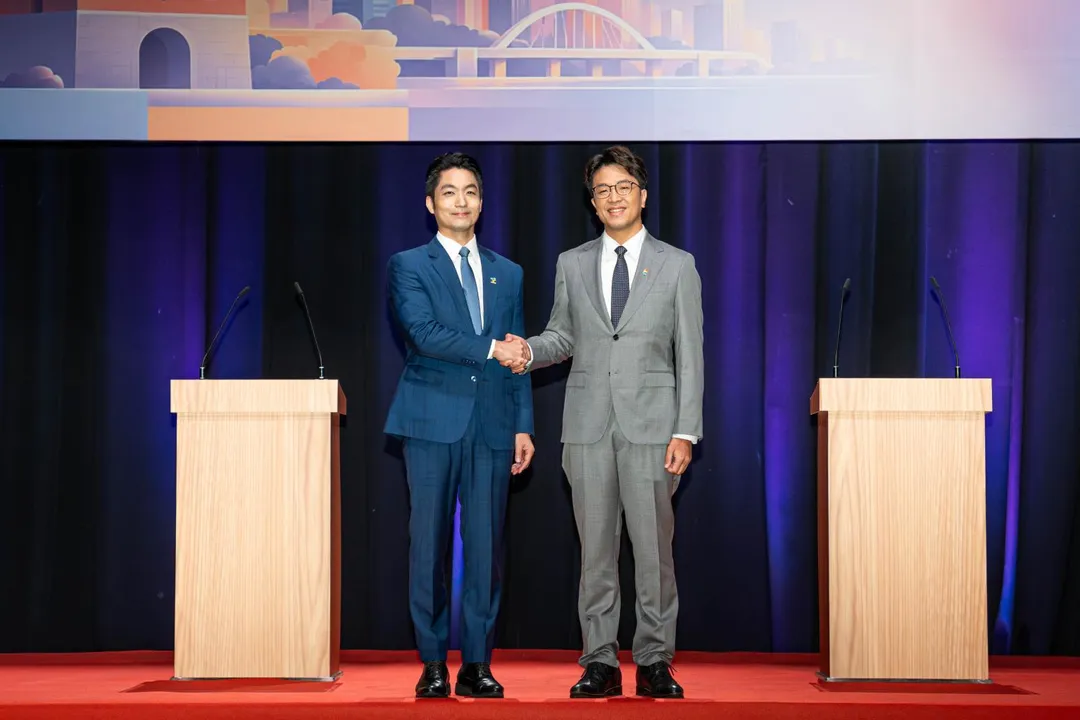 蔣萬安和沈伯洋握手致意。（圖/TVBS、三立提供）