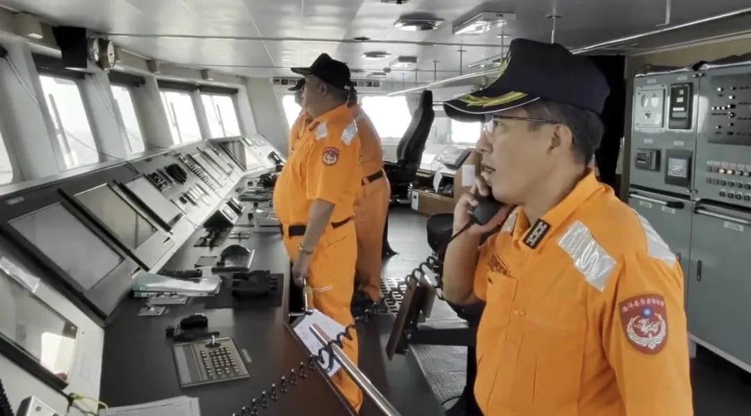 海巡艦艇人員廣播驅離海警船。（圖／翻攝畫面）