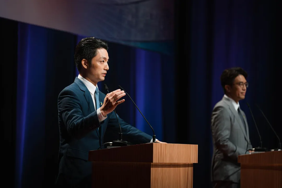 蔣萬安出席辯論。（圖/TVBS、三立新聞提供）