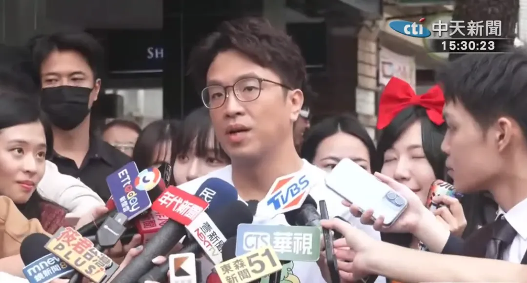 沈伯洋31日現身同志遊行。（圖／中天新聞）