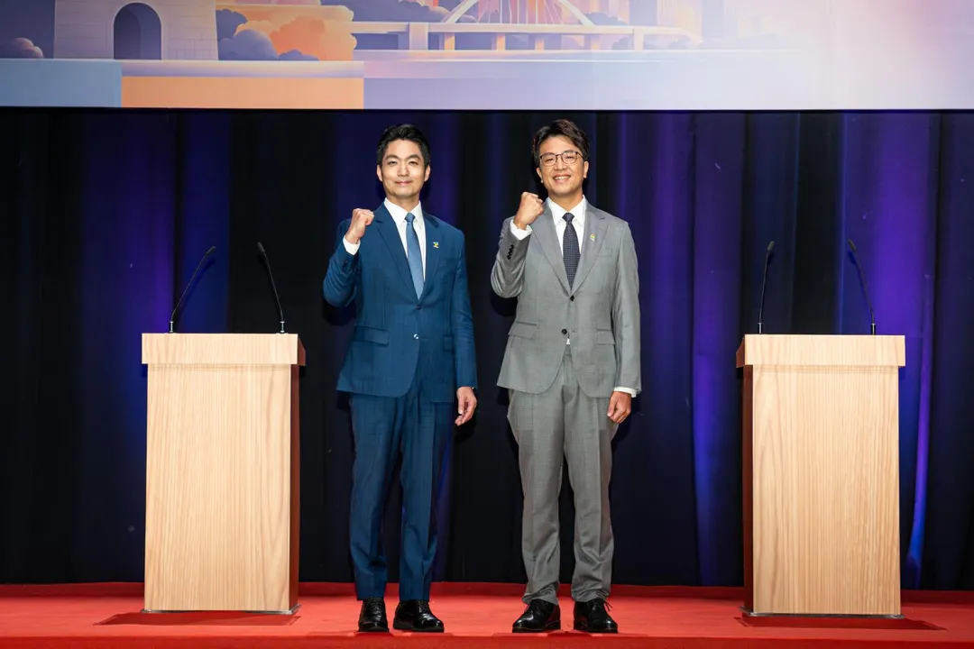 蔣萬安和沈伯洋出席辯論會。（圖/TVBS、三立新聞提供）