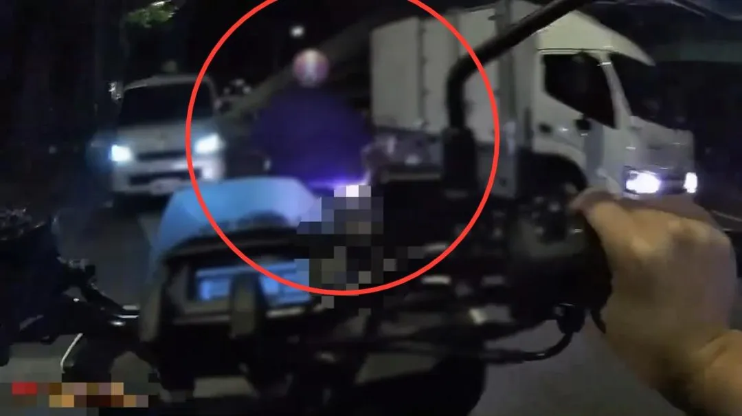 機車騎士拒檢逆向加速逃逸。(圖/翻攝畫面)