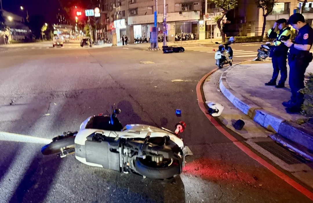 2員警追捕嫌犯不慎擦撞摔車。(圖/翻攝畫面)