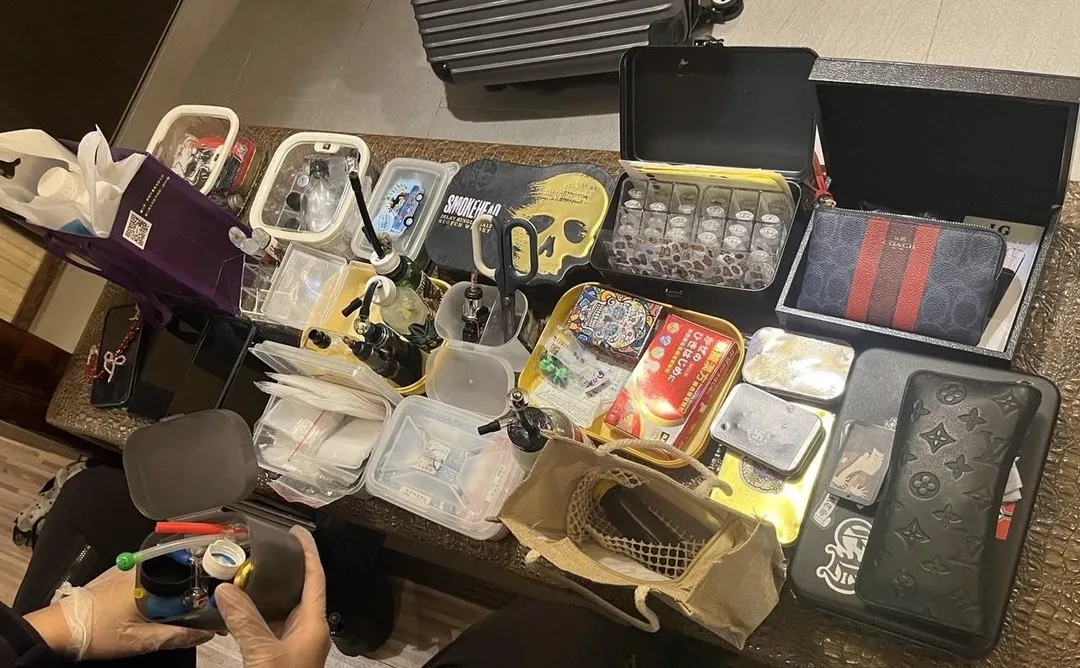 警方查扣大批毒品與分裝工具。（圖／翻攝畫面）