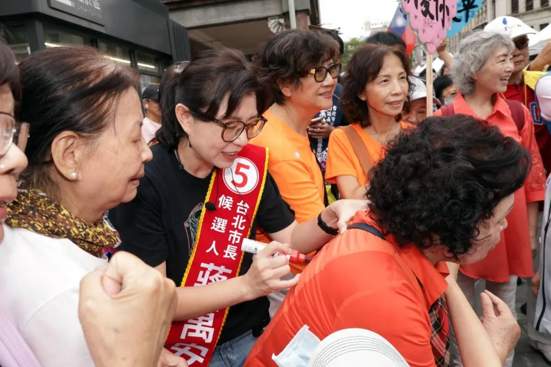 石舫亘31日到迪化商圈掃街。（圖／蔣萬安競總提供）