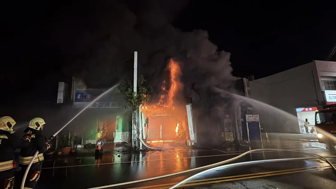 截至目前，現場無人員受困與傷亡，消防人員仍在現場持續灌救滅火。（圖／中天新聞）