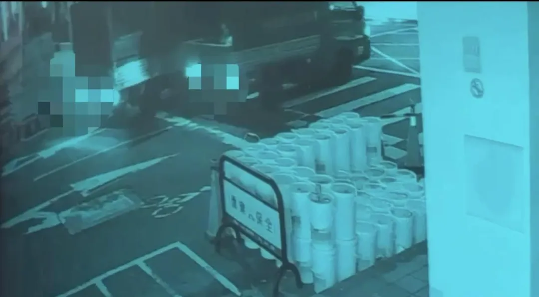 2輛貨車在路上發生行車糾紛。（圖／翻攝畫面）