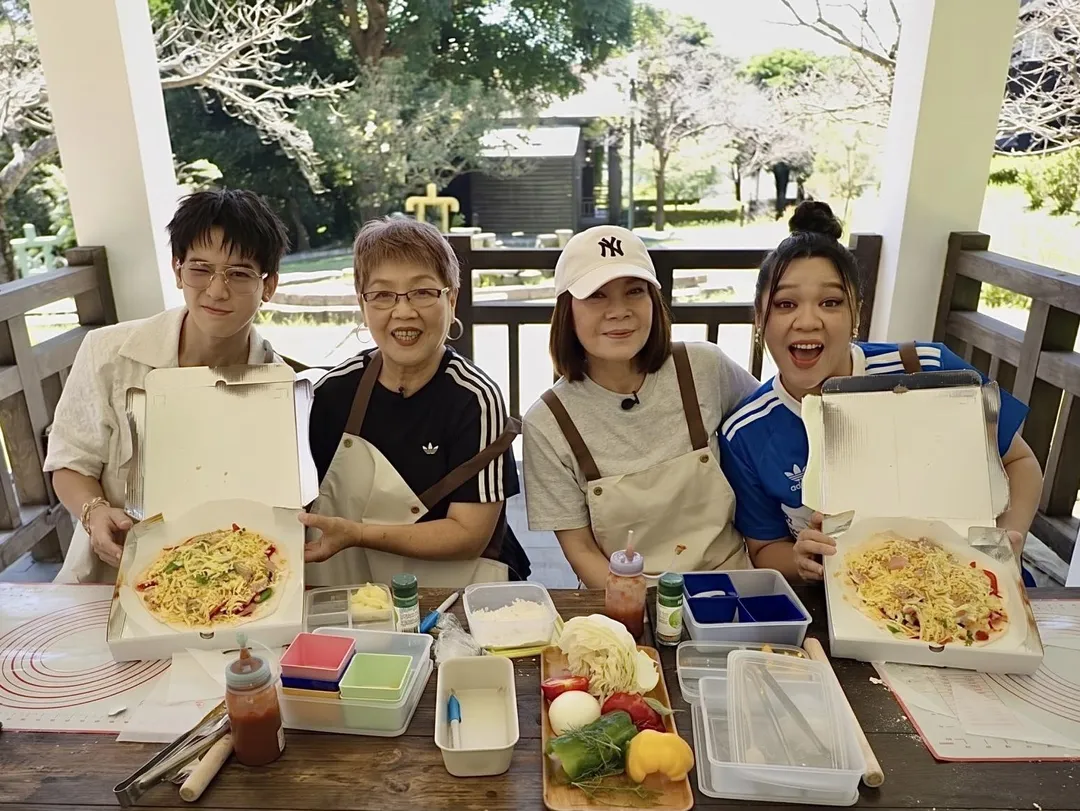 吳思賢（左起）、Jennies、Cindy、Amanda在節目中暢聊生活趣事。（圖／台視提供）