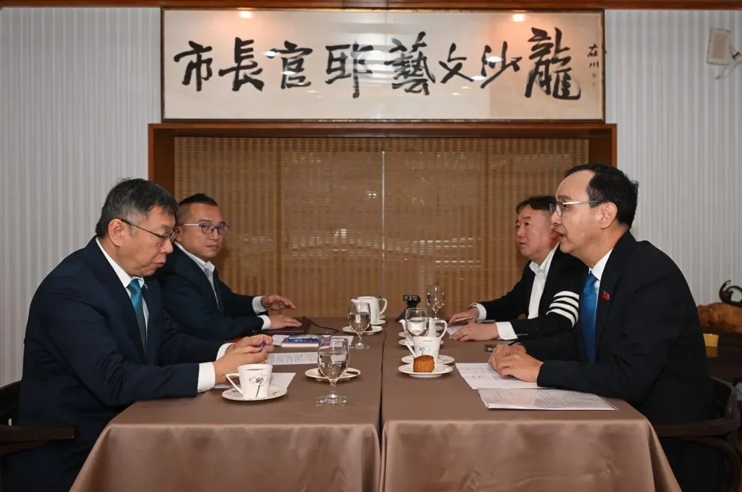周榆修(左後)幾場關鍵協商都在柯文哲(左)身邊,2日接受網路專訪揭露門內狀況。(圖/國民黨提供)
