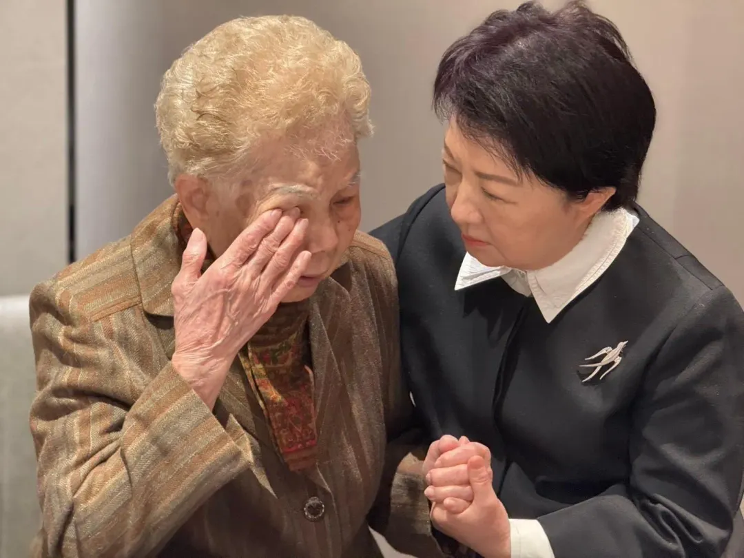 盧秀燕安慰柯媽。(圖/中天新聞)