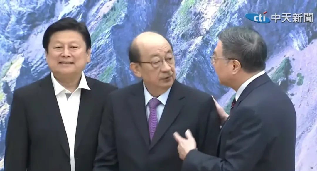 行政院今召開會議協商，爆發一場座位之亂。（圖/中天新聞）