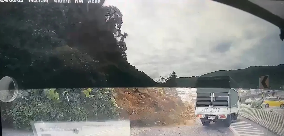 其中一台遭受土石滾壓的休旅車行車紀錄器畫面也曝光。（圖／民眾提供）
