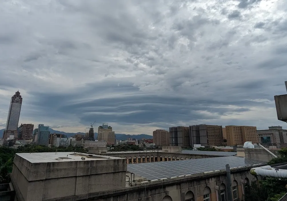 近日西南風強盛,不少地區天空都出現飛碟狀的雲,氣象署表示這叫「莢狀雲」。(圖/翻攝氣象署臉書)