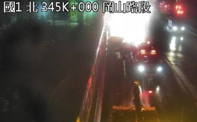 一名自小客駕駛於今（13）日晚間8時許，行經國道1號北上345公里處岡山路段時，不明原因追撞。（圖／翻攝自國道即時影像）