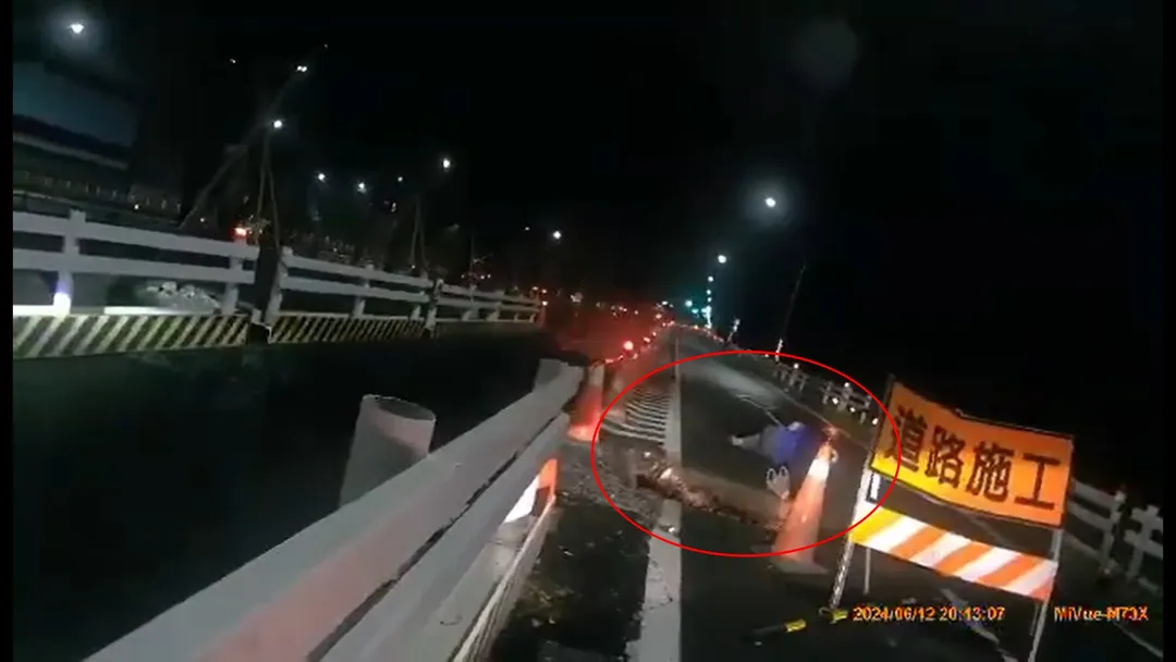 高雄市小港區一名機車騎士於12日晚間，行經沿海路往林園方向時，不慎衝進深溝內受傷送醫。（圖／民眾提供）