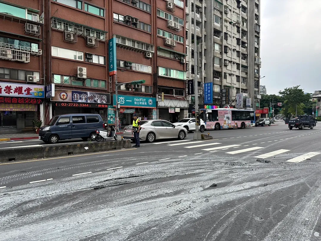 泥漿滲漏路面阻礙車輛通行,甚至部分泥渣還掉落至對向車道。(圖/民眾提供)