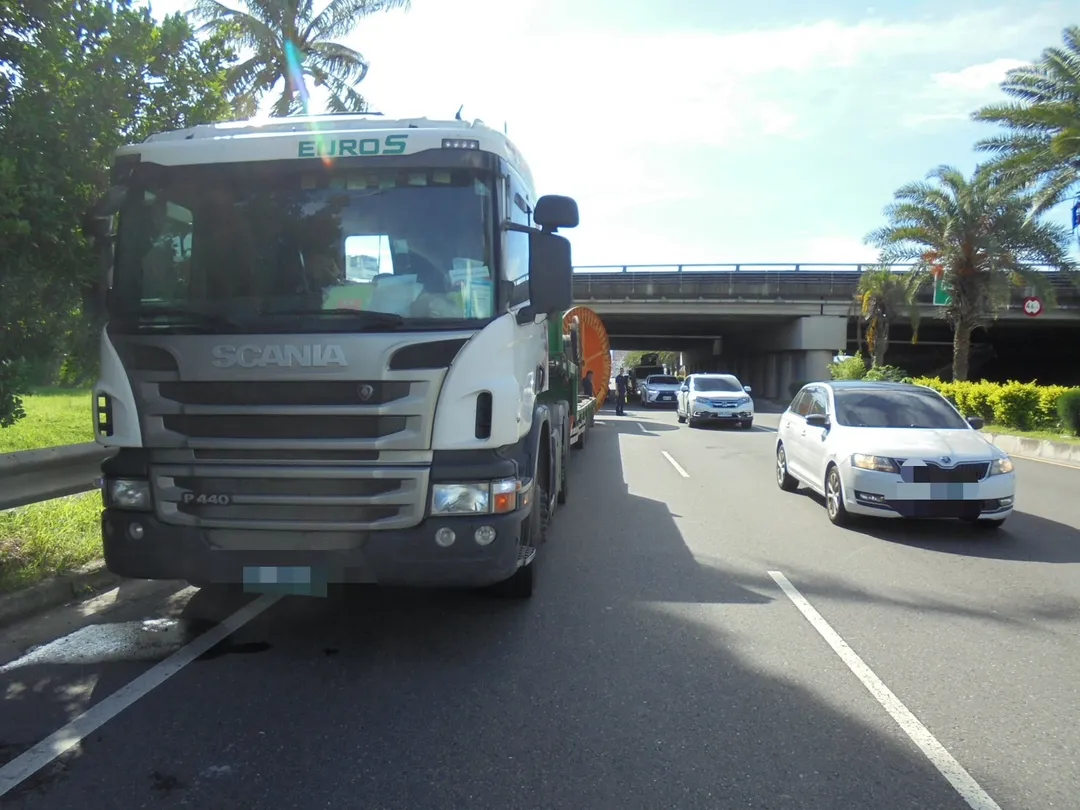 台南一部載運電纜鋼捲的拖板車，於21日上午7時許往高速公路南下匝道方向行駛。（圖／民眾提供）