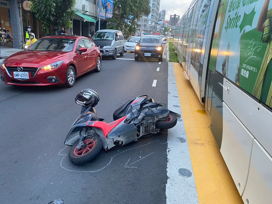 高雄輕軌於今（30）下午17點39分遭一名騎士撞。（圖／翻攝畫面）