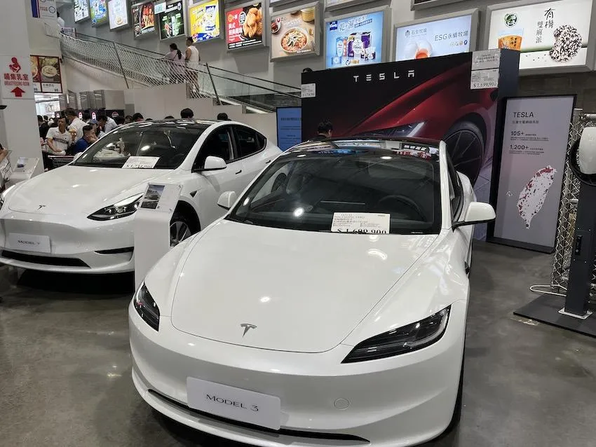 特斯拉進駐好市多賣場,引起不少特斯拉車迷、購車消費者湊熱鬧。(圖/翻攝畫面)