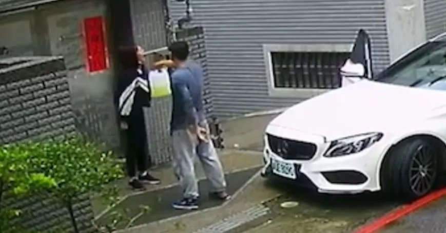 李男提著整桶汽油,挑釁地拿給女友謝女潑灑,沒想到女友真的照做。(圖/民眾提供)