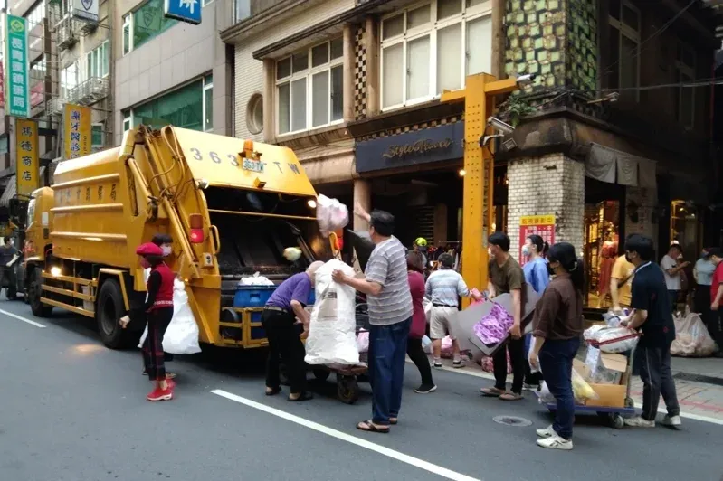 基隆市環保局今天表示，鷄籠中元祭重頭戲放水燈遊行17日（農曆7月14日）登場，當天全市暫停清運垃圾1天，請民眾配合。（圖／報系資料照）