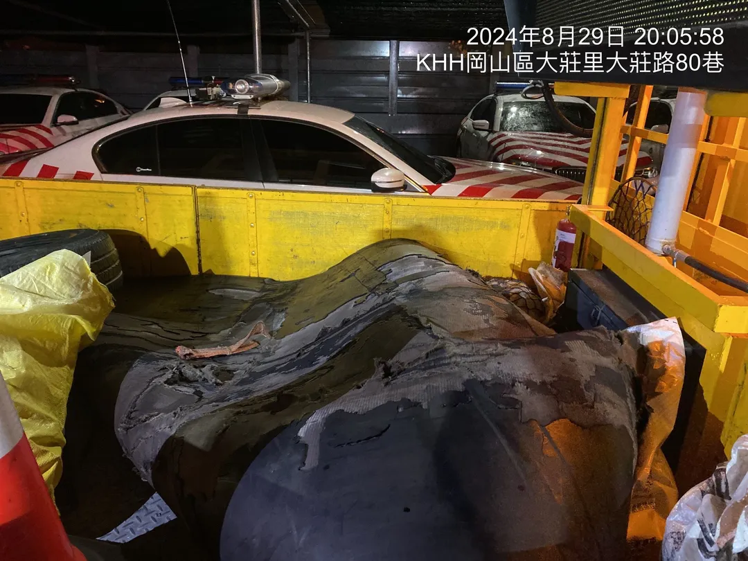 國一南下路段有鐵釘陷阱，一共造成14輛車爆胎。（圖／翻攝畫面）