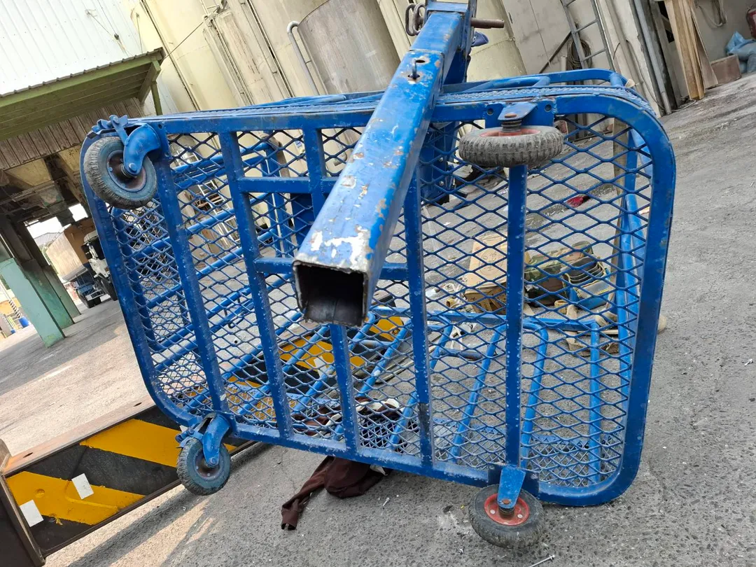 雲林飼料廠吊臂斷裂，4名工人從6米高處墜落，釀成3死1重傷。（圖／翻攝畫面）