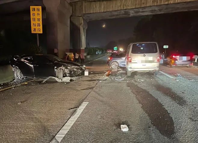 4車連環追撞車禍，所幸僅造成1人受傷。（圖／翻攝畫面）