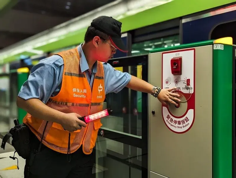 中捷月台車門也設有緊急停車按鈕，可讓進站前的列車或是還未完全出站的列車緊急煞停。（圖／中捷提供）