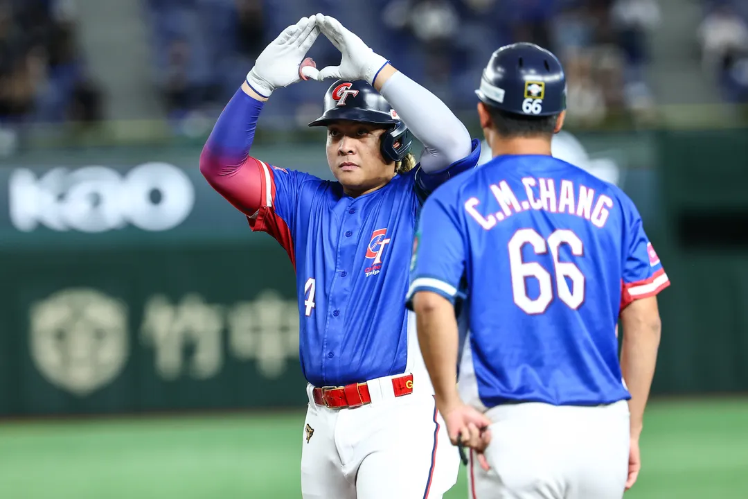 吉力吉撈·鞏冠上壘時比出「三角形」手勢。(圖/WBSC提供)