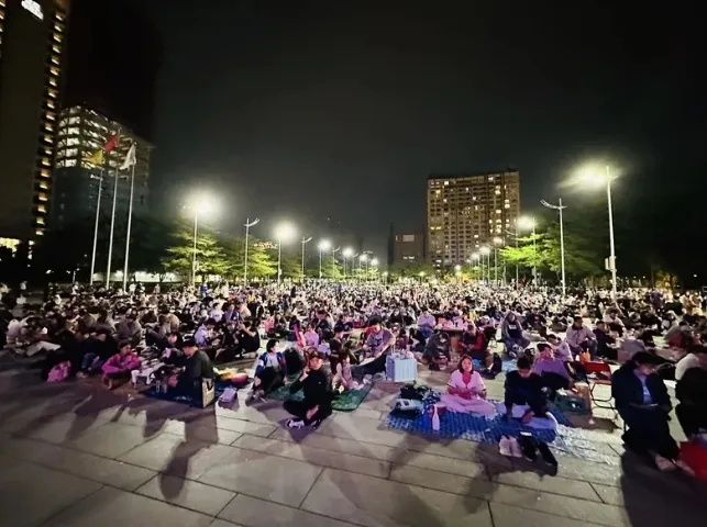 台中市府晚間在府前廣場舉辦直播活動，吸引許多民眾到場。（圖／翻攝畫面）