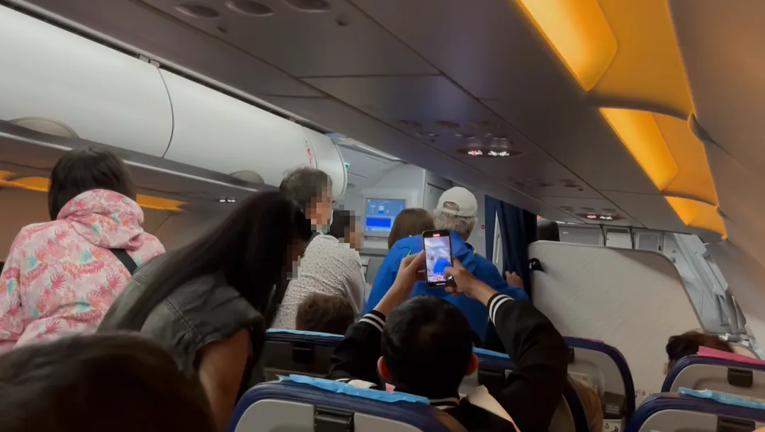 機上乘客不滿被困住5個小時，和空服人員、機長理論。（圖／翻攝自爆料公社）