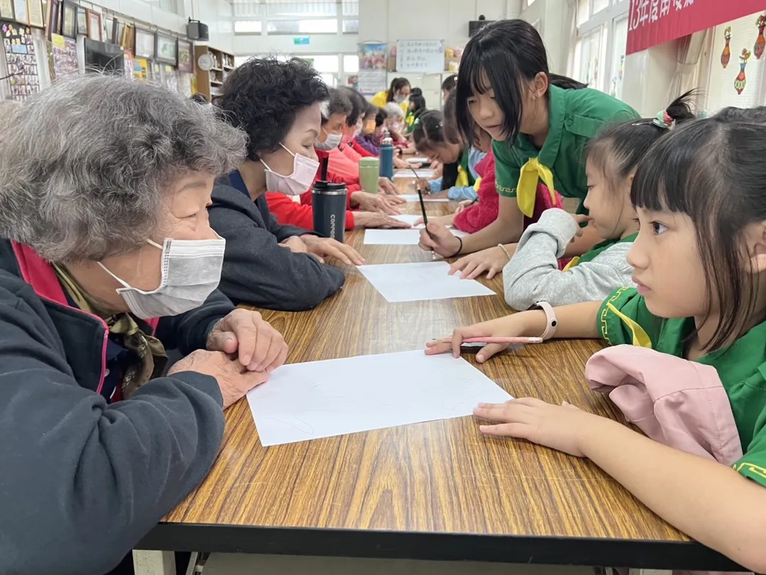 長者與學生們互動 ,展現世代交流青銀共融。(圖/南投縣政府提供)