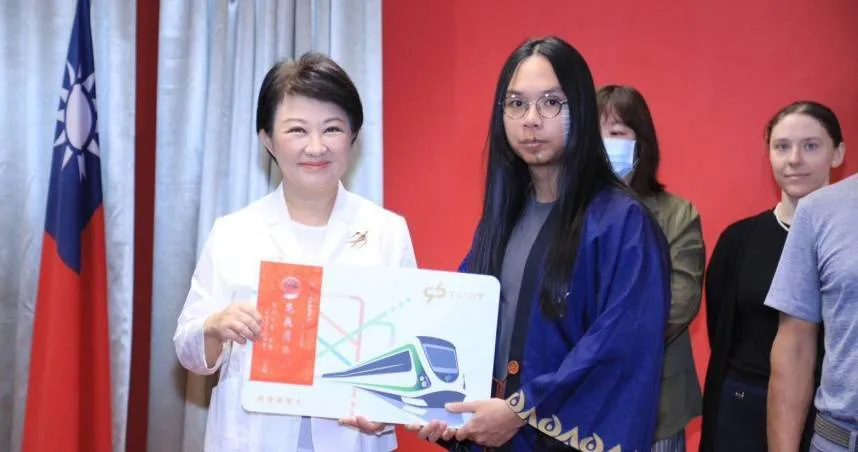 「長髮哥」27歲許瑞顯先前受表揚畫面。（圖／台中市政府提供）