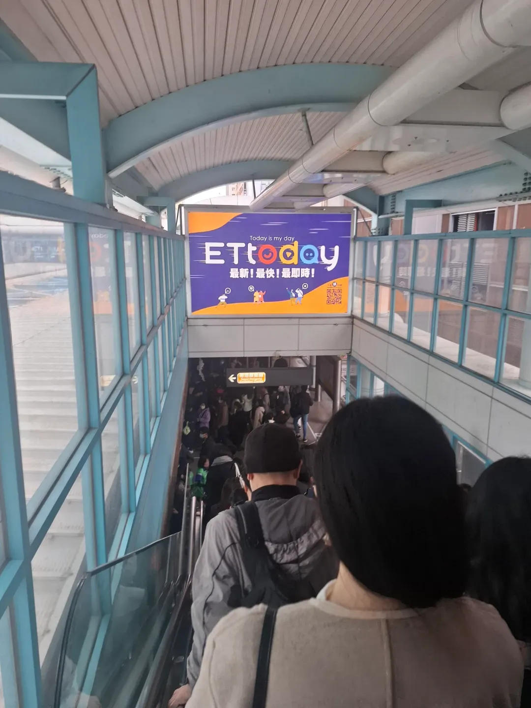 文湖線今一早發生異常狀況,大批民眾卡月台。(圖/threads網友jiwon_4109授權提供)