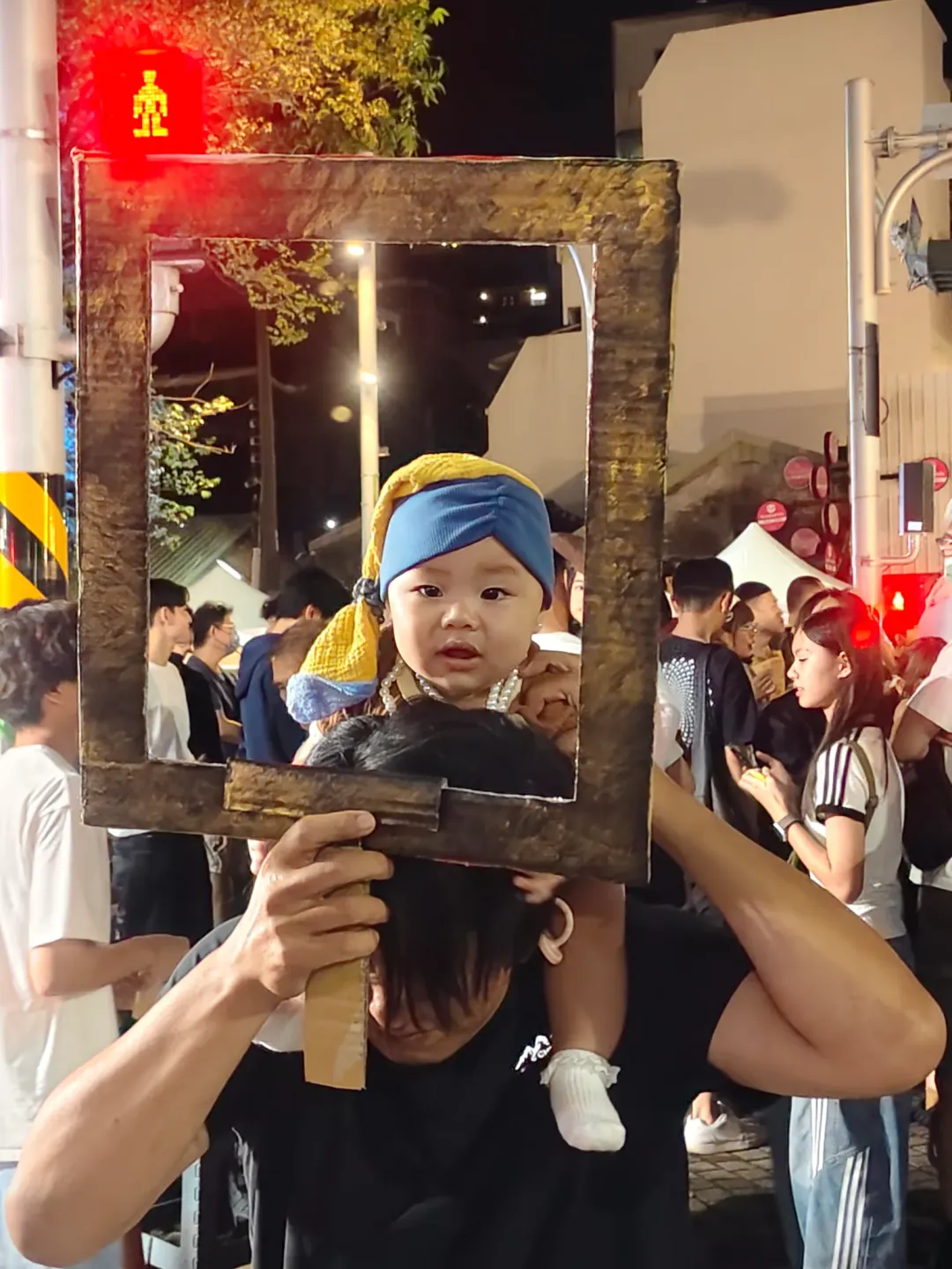 家長將小朋友打扮成名畫《戴珍珠耳環的少女》。（圖／Threads網友@grace.mc.md提供）