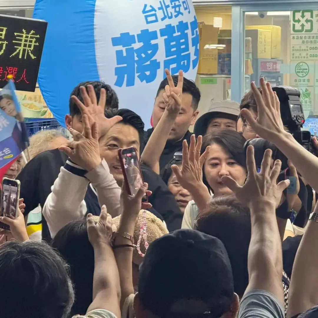 可能是一或多人、人群和文字的圖像