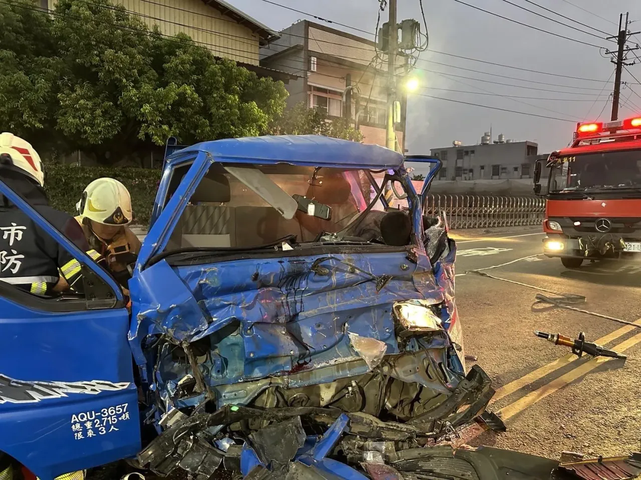 快訊/高雄燕巢小貨車撞上違規砂石車！車頭扭曲變形　駕駛喪命