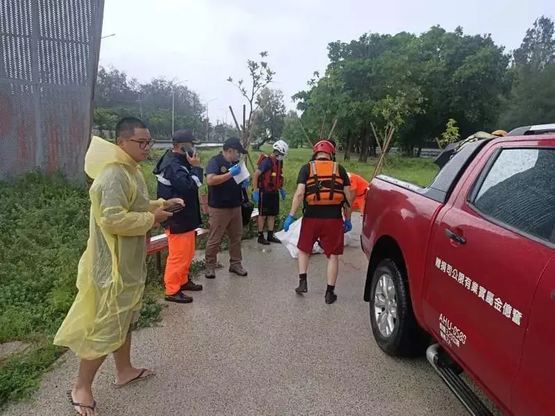 快訊/台南鯤鯓路海堤驚見男子載浮載沉！救起已無呼吸心跳　身分待釐清