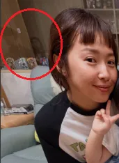 眼尖網友發現，玻璃倒影疑似出現蔡阿嘎與二伯的身影。（圖／翻攝自IG @alien917）