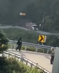 轉彎處有一台貨車正加速上山。（圖／截自社會事影音新聞）