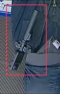 警方調閱監視器確認並非攜帶刀械。（圖／翻攝畫面）
