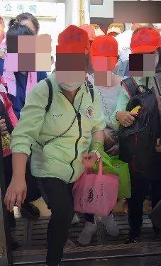 多名穿著進香服飾、頭戴進香帽的香燈腳不讓下車乘客先行。（圖／Threads／@ya_relax授權提供）